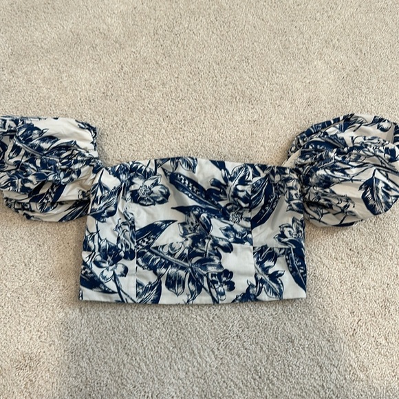 Abercrombie & Fitch Tops - Abercrombie & Fitch women’s puff sleeve crop top